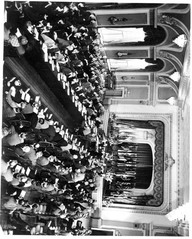 Organisme des Vivres et de l'Agriculture des Nations Unies lors d'une séance plénière, salle Château Frontenac, Québec. 
Chef d'une délégation de chaque côté de l'allée centrale. Conseillers derrière lui. 
18 octobre 1945