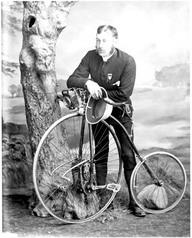 photo fin XIXe début XXe ; casque colonial, appareil-photo, vélo (grand Bi ?) 