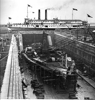 Montage photos. 
Navire "Québec" en construction et mise à l'eau dudit navire. 