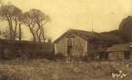 Carte postale. Signature Ramuntche ??? Photo qui doit représenter La Poudrière Saint-Luc avant sa restauration.